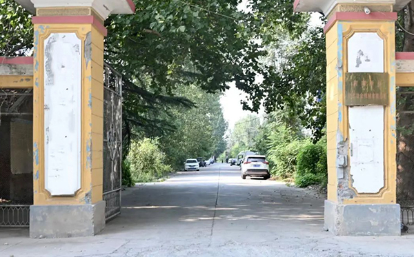 1978年，老董事長賀國興擔任國營新鄉(xiāng)縣拖拉機修造廠機修車間主任，經(jīng)多方走訪，最終帶隊自主研發(fā)出了拖修廠第一臺振動設(shè)備，并成功供貨太原鋼鐵廠