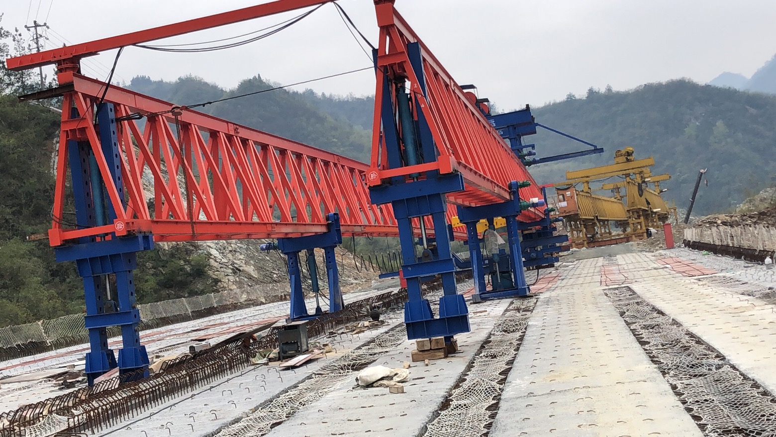 湖北十堰，十巫高速三標(biāo)，采購(gòu)我廠的JQ40-180新式架橋機(jī)