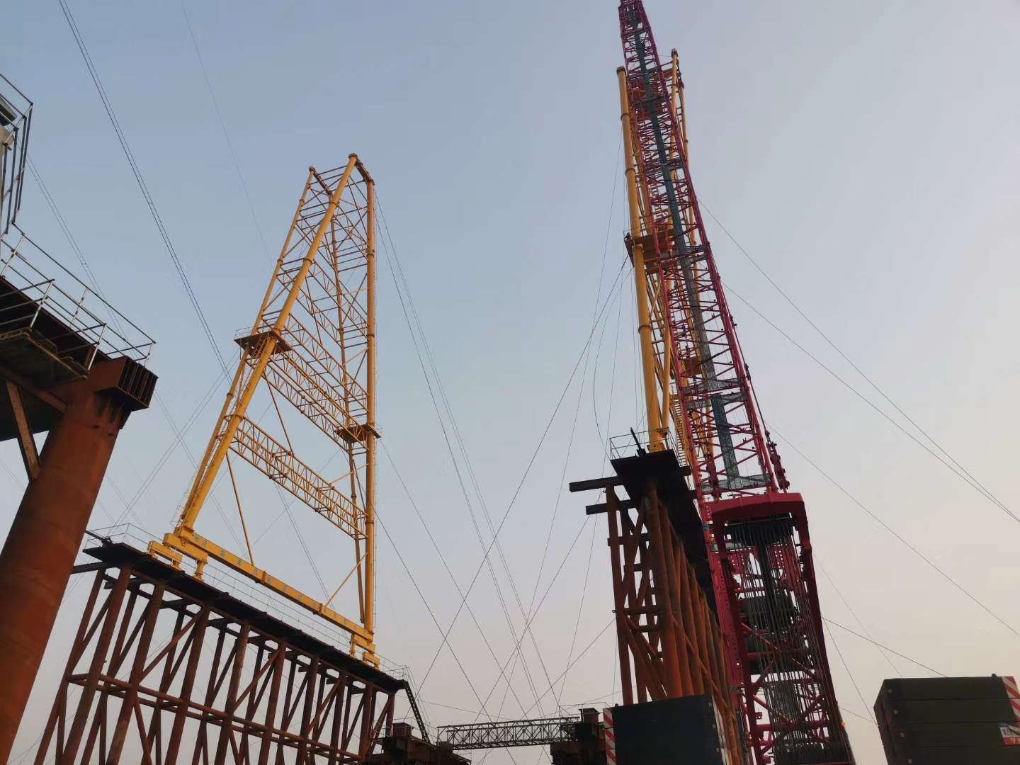 中交二公局濟(jì)南跨黃河橋項(xiàng)目，MG120噸-36米跨-54米高龍門吊，