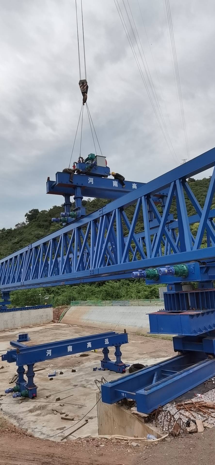 黃岡華鑫建筑勞務(wù)有限公司，深圳寶安區(qū)石清大道一期道路工程上跨廣深客運(yùn)專線橋梁工程，采購全新式QYLQ50m-220t架橋機(jī)