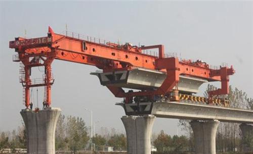 架橋機(jī)是種龐大而復(fù)雜的設(shè)備，具有許多工序日常維護(hù)很重要