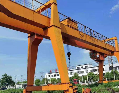 如何獲得龍門吊司機操作證，需要滿足哪些條件和通過哪些考試？