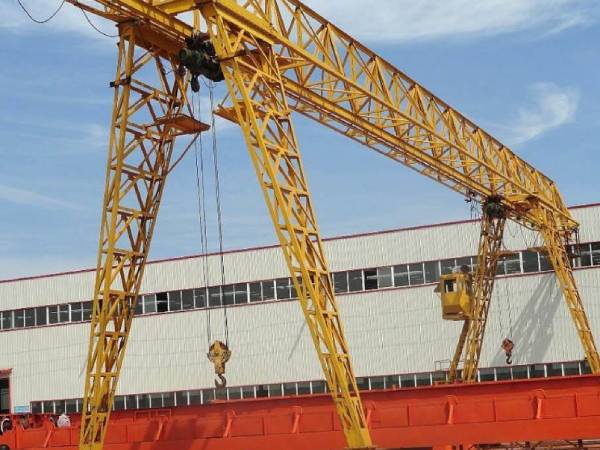 龍門吊作業(yè)中如何保證軌道的清潔和平整？