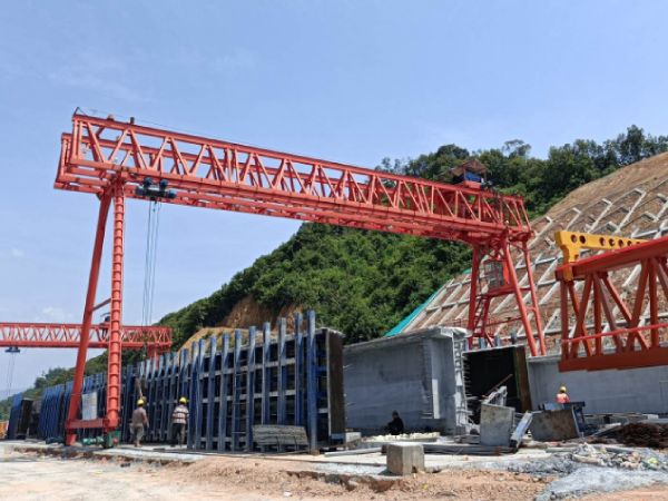 龍門吊門式起重機運行過程中的安全操作規(guī)范有哪些？